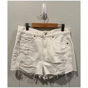 AMERICAN EAGLE Disstressed White Mom Short